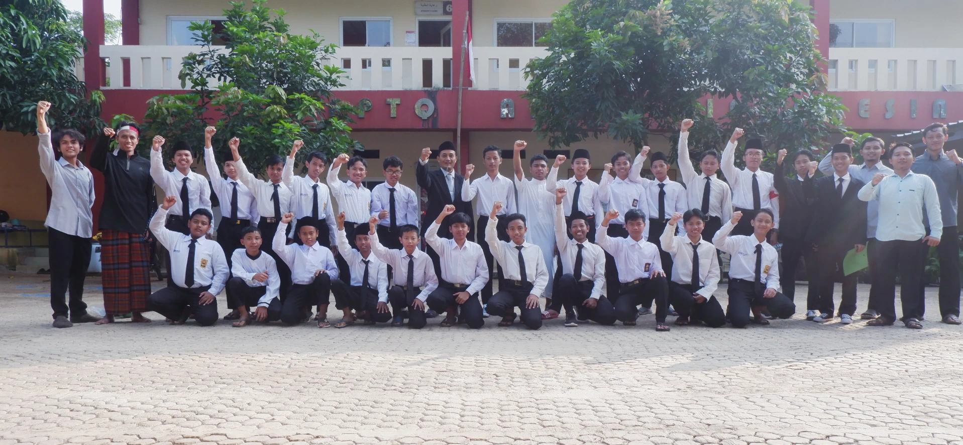 Siswa mengikuti kegiatan ekstrakurikuler robotika dan pengembangan bakat