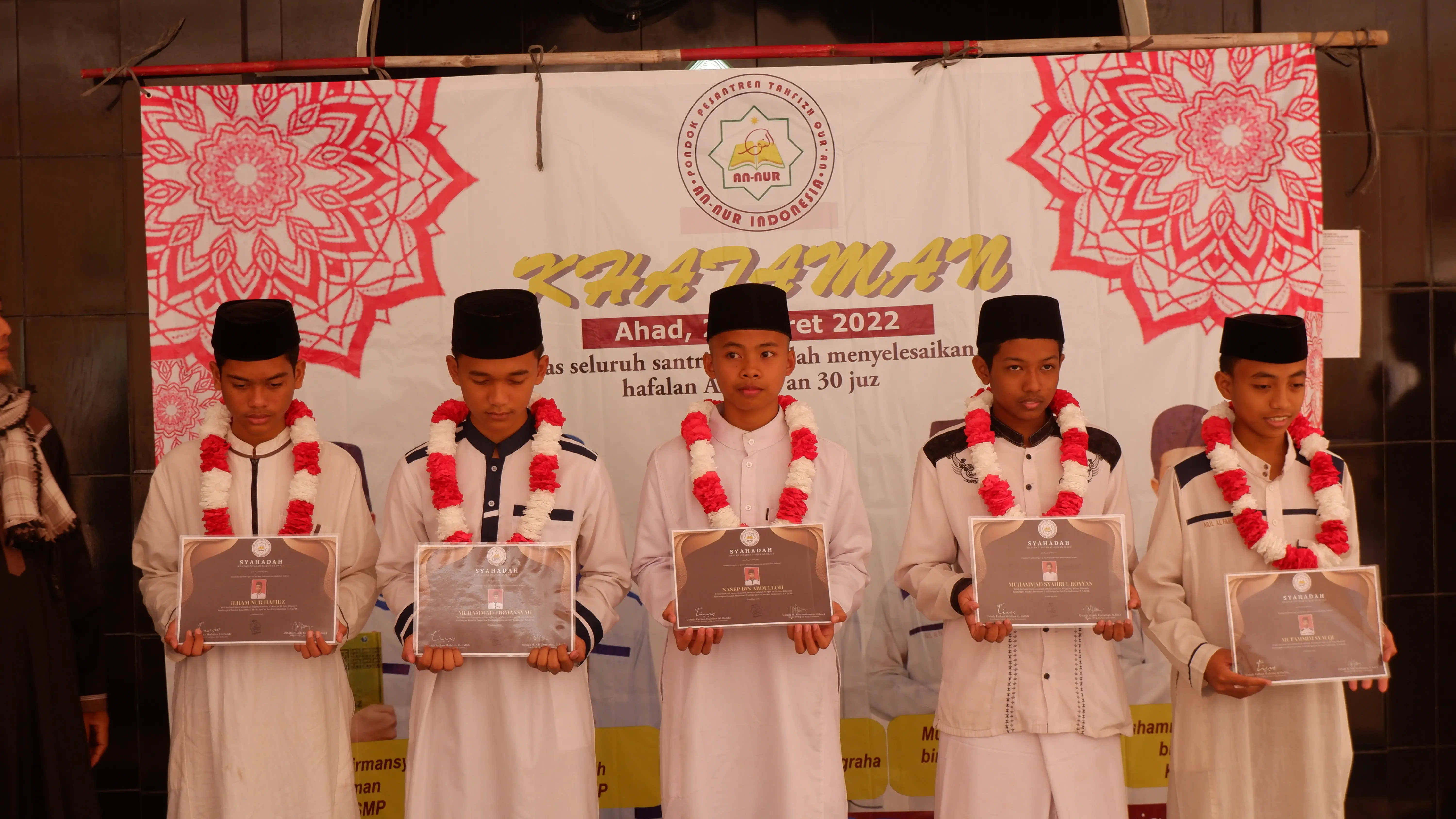Kegiatan shalat berjamaah di musholla dengan siswa berbaris rapi