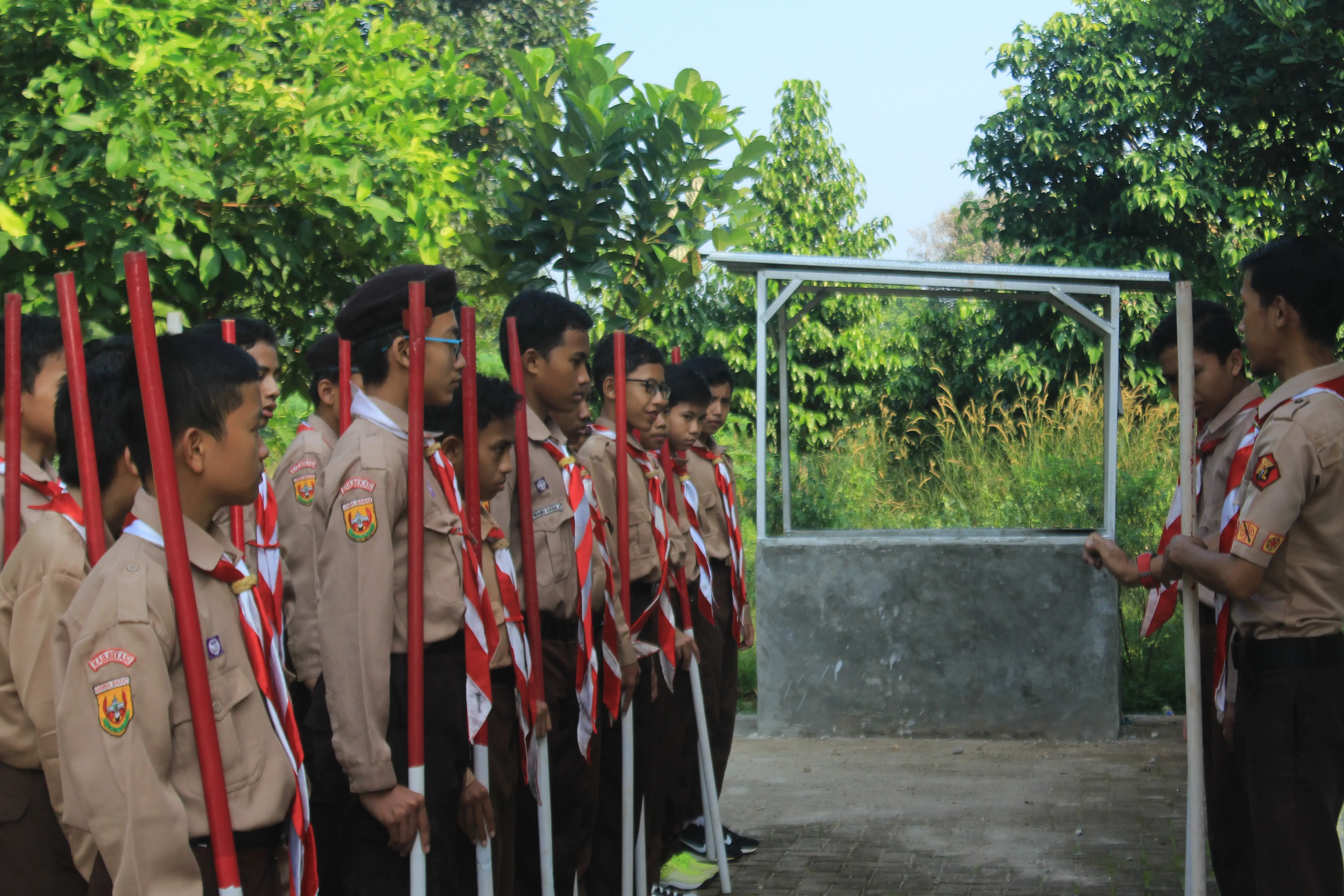 Siswa fokus belajar di laboratorium komputer